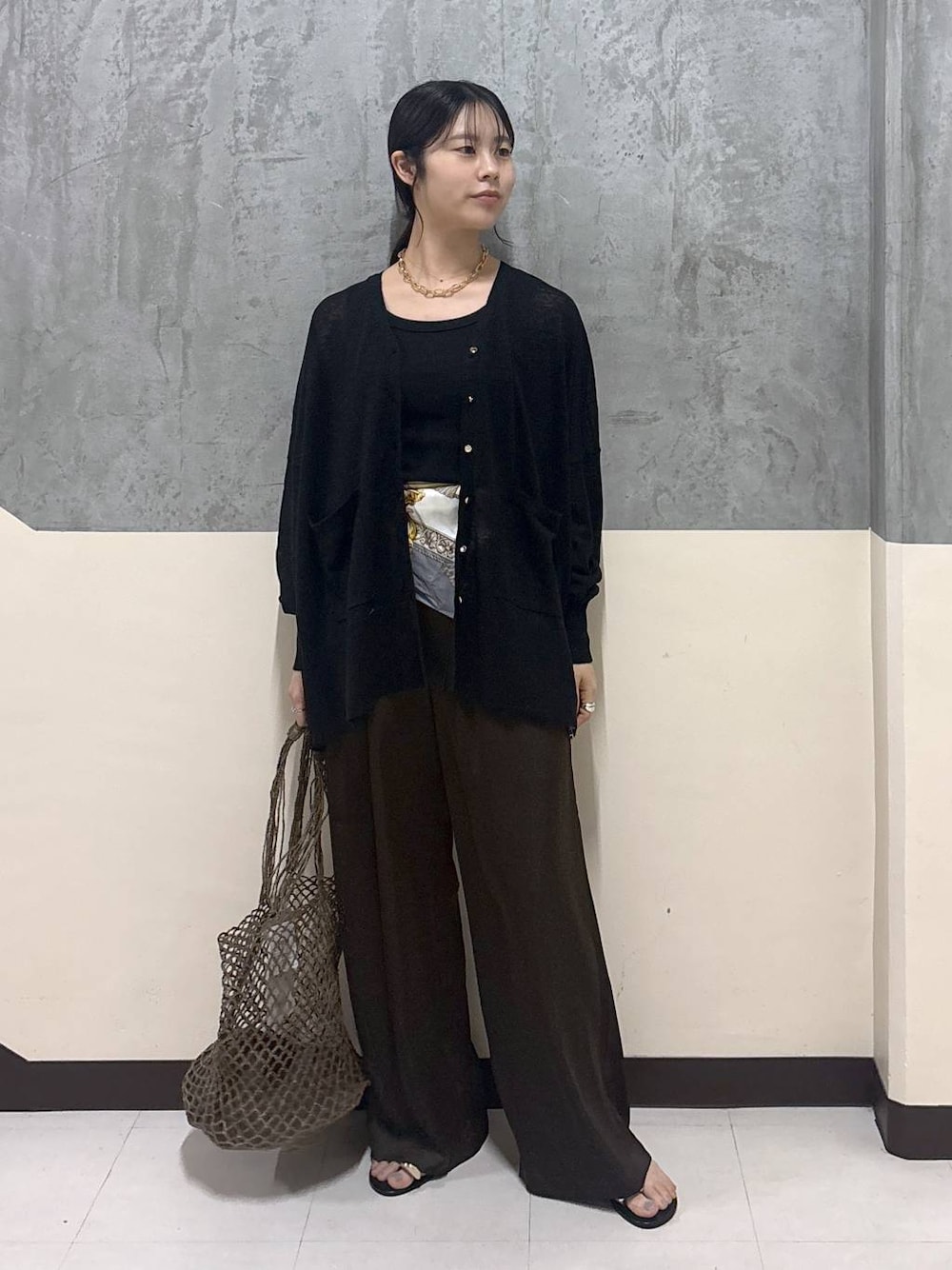「リラックス、きれいめ、着痩せ・細見え、夏コーデ、骨格ストレート、BARNYARDSTORM、ワイドパンツ、カーディガン」｜「BARNYARDSTORMのBARNYARDSTORM / メタルツキレザートング（サンダル、ブラック系）」を使った、hitomiさん（レディース・160cm）の春コーディネートの1枚目の写真