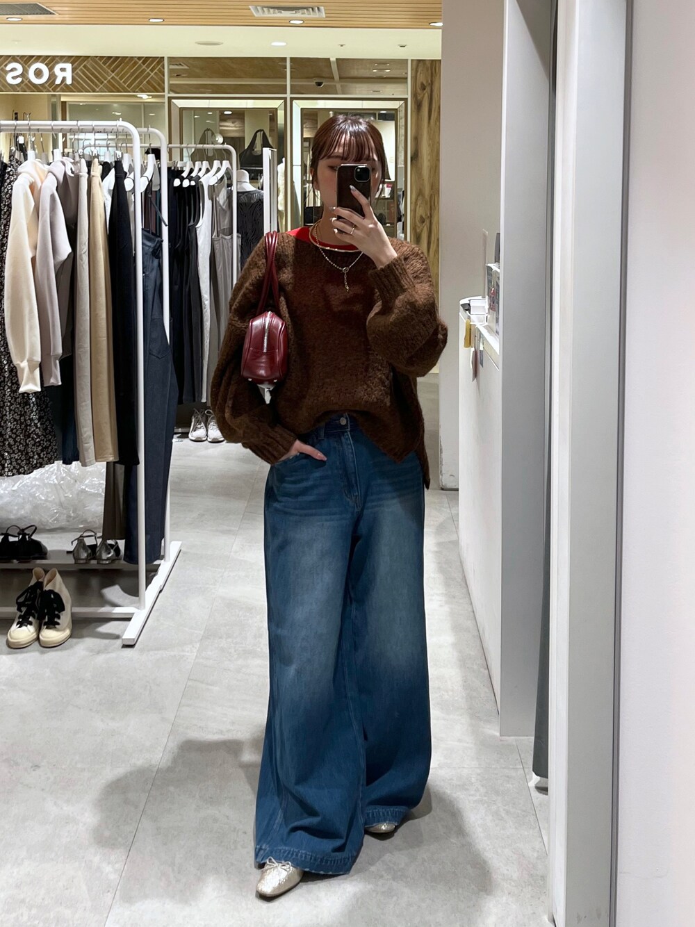 ブルー系のデニムパンツ、ピンク系のバレエシューズ、レッド系のTシャツ/カットソーを着用したレディースの秋コーディネートの1枚目の写真