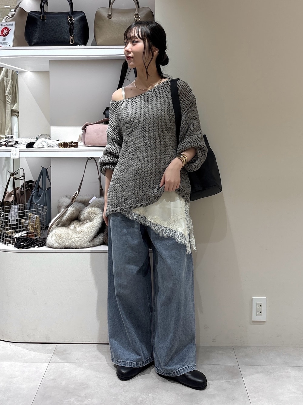 ブラック系のその他シューズ、ブルー系のデニムパンツ、ホワイト系のシャツ/ブラウスを着用したレディースの秋コーディネートの1枚目の写真