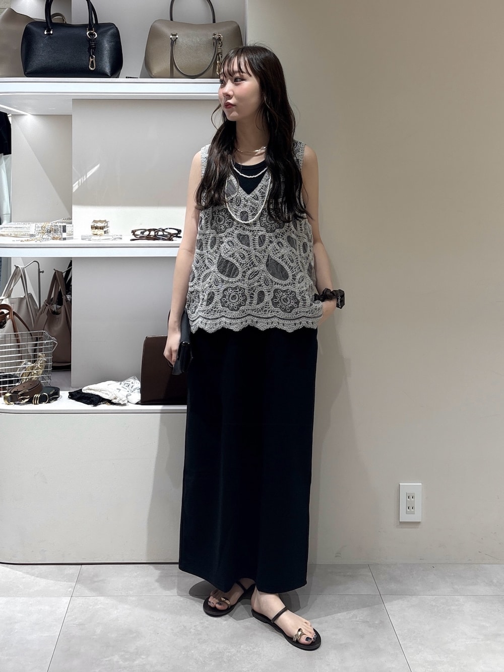 ブラック系のワンピース、グレー系のシャツ/ブラウス、ブラック系のハンドバッグを着用したレディースの夏コーディネートの1枚目の写真
