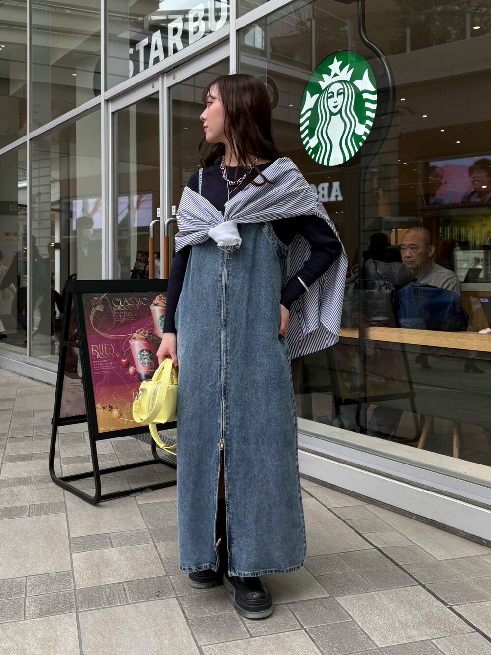 ブルー系のワンピース、ブルー系のシャツ/ブラウス、ブルー系のニット/セーターを着用したレディースの冬コーディネートの1枚目の写真