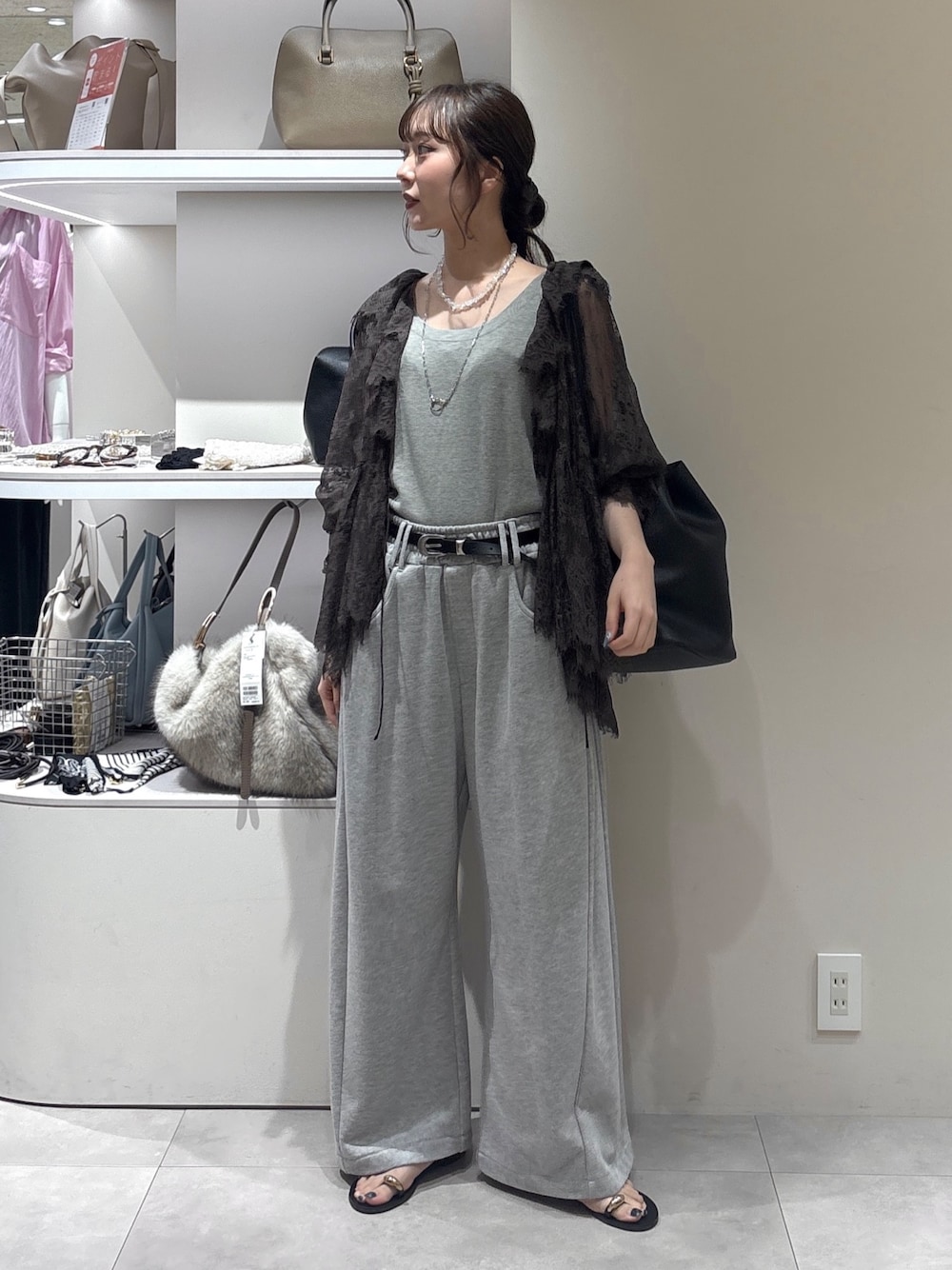 グレー系のスウェットパンツ、ブラウン系のシャツ/ブラウス、グレー系のニット/セーターを着用したレディースの夏コーディネートの1枚目の写真
