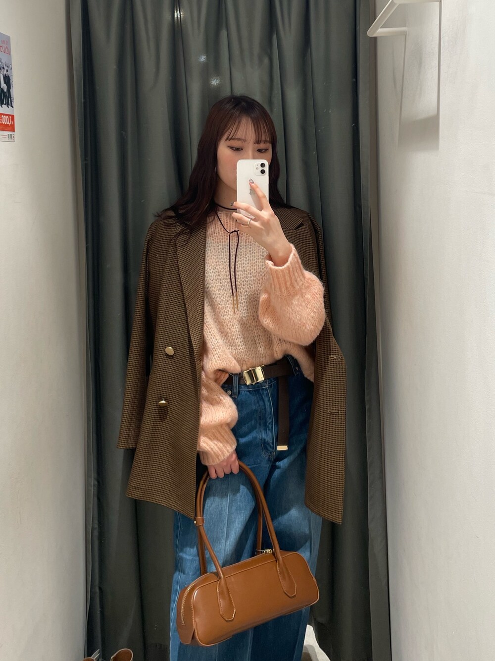 ピンク系のニット/セーター、ブラウン系のテーラードジャケット、ブルー系のデニムパンツを着用したレディースの秋コーディネートの1枚目の写真