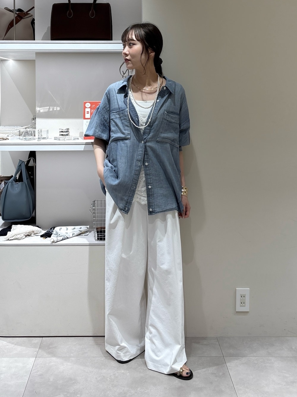 ホワイト系のその他パンツ、ブルー系のシャツ/ブラウス、ホワイト系のシャツ/ブラウスを着用したレディースの夏コーディネートの1枚目の写真