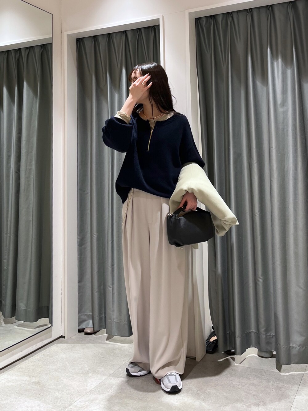 グレー系のスラックス、ブルー系のニット/セーター、グリーン系のその他アウターを着用したレディースの冬コーディネートの1枚目の写真