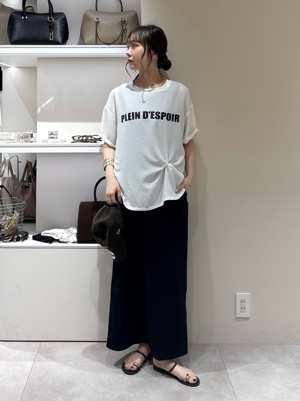 ブラック系のワンピース、ホワイト系のシャツ/ブラウス、ゴールド系のネックレスを着用したレディースの夏コーディネートの1枚目の写真