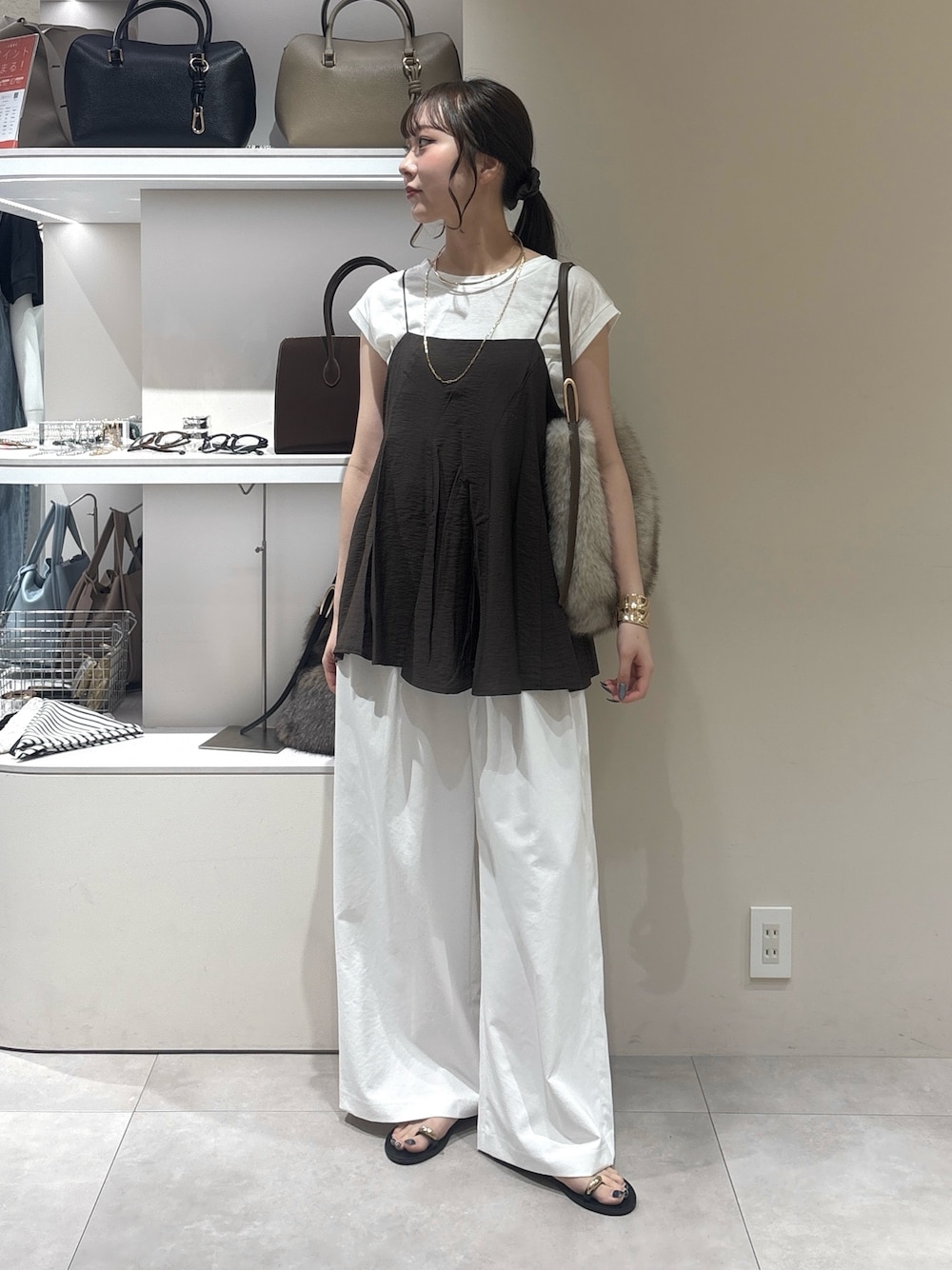 ホワイト系のその他パンツ、ブラウン系のキャミソール、ホワイト系のTシャツ/カットソーを着用したレディースの夏コーディネートの1枚目の写真