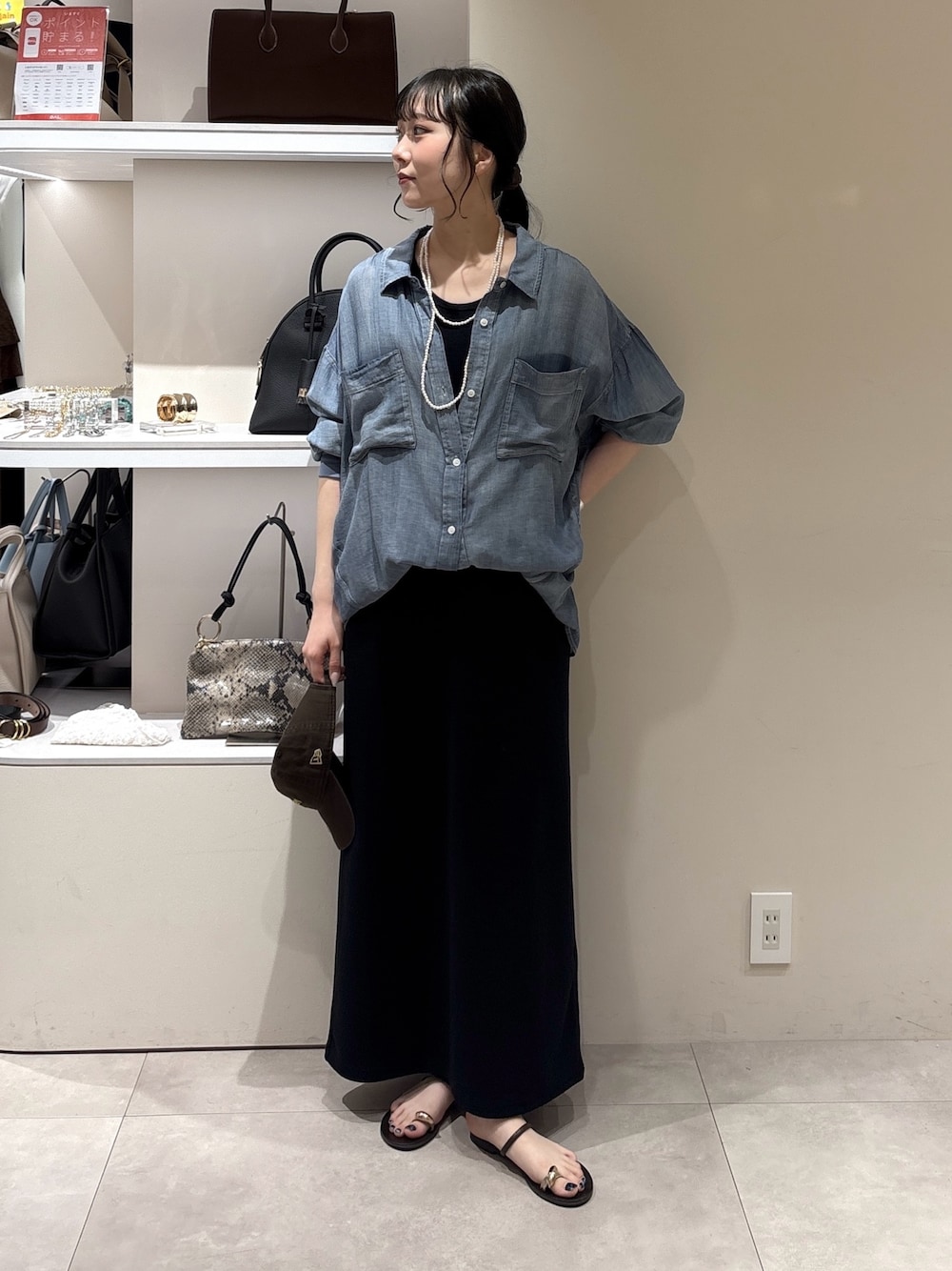 ブラック系のワンピース、ブルー系のシャツ/ブラウス、ホワイト系のネックレスを着用したレディースの夏コーディネートの1枚目の写真
