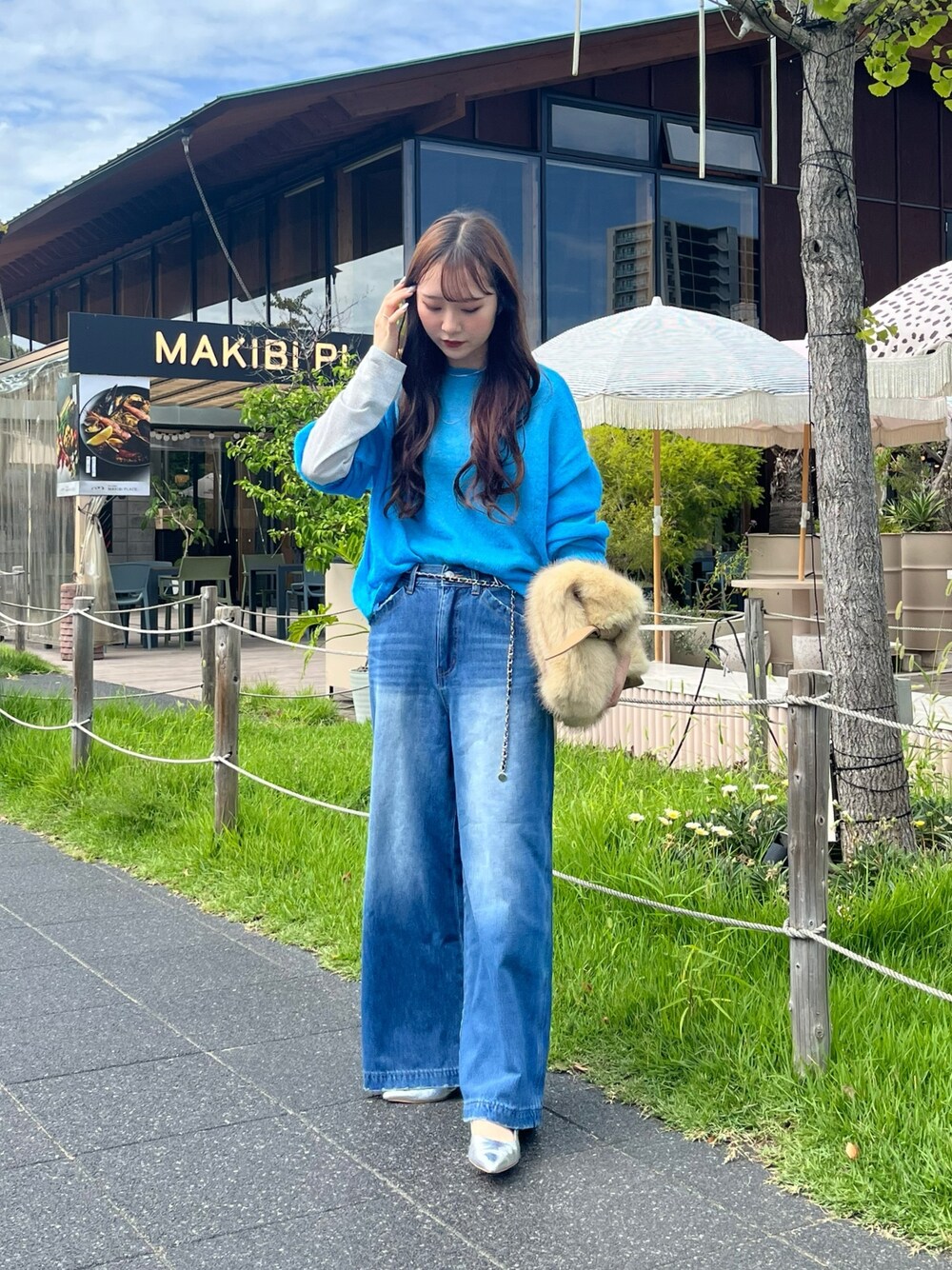 ブルー系のニット/セーター、シルバー系のTシャツ/カットソー、イエロー系のショルダーバッグを着用したレディースの秋コーディネートの1枚目の写真