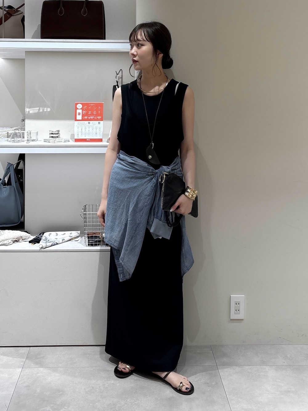 ブラック系のワンピース、ブルー系のシャツ/ブラウス、ゴールド系のブレスレットを着用したレディースの夏コーディネートの1枚目の写真