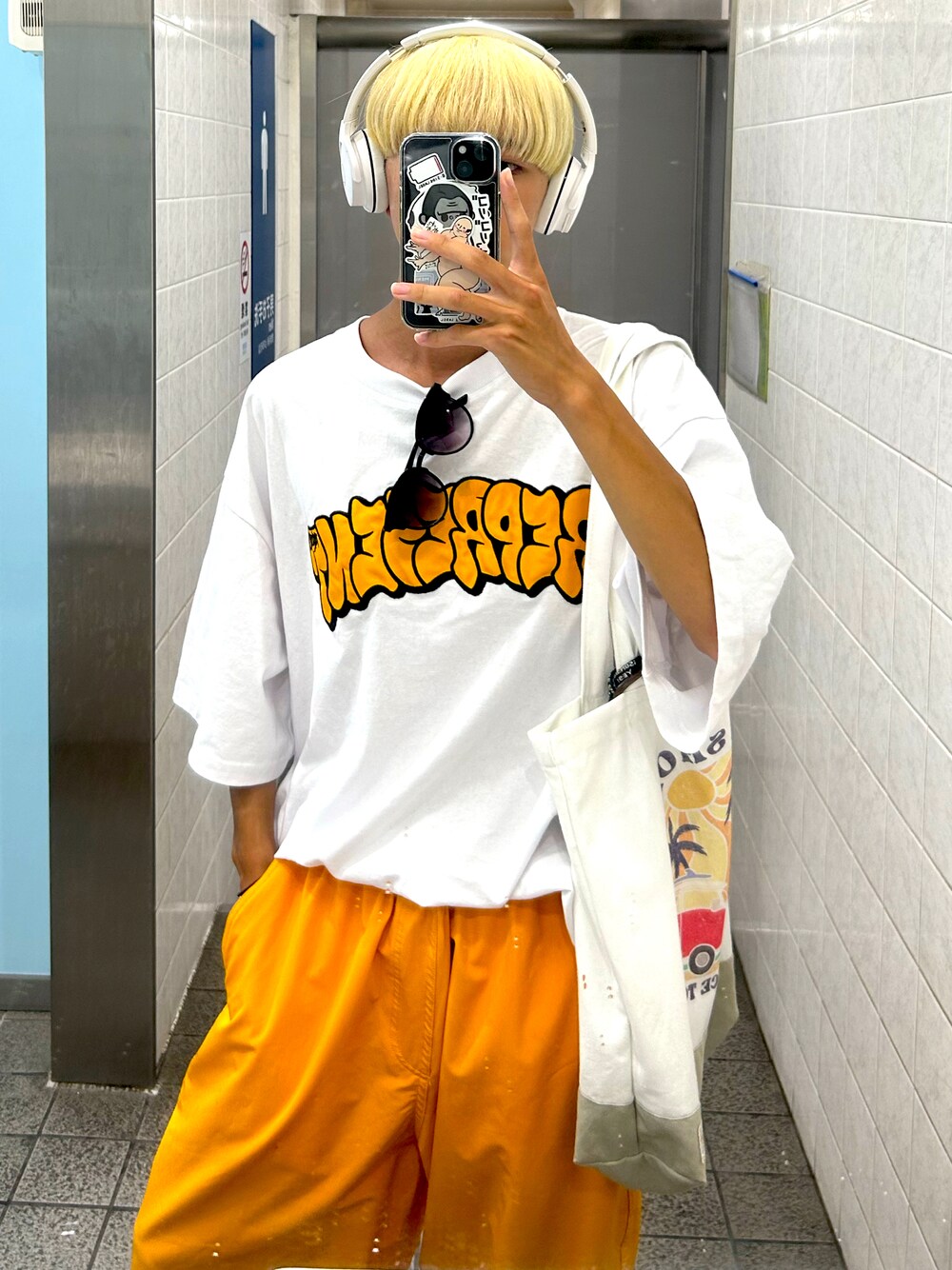 「WEGO」｜「WEGOのWEGO/ヘビーウエイトスーパーBIGグラフィックT（Tシャツ/カットソー、ホワイト系）」を使った、みーつけた笑さん（メンズ・165cm）の春コーディネートの1枚目の写真