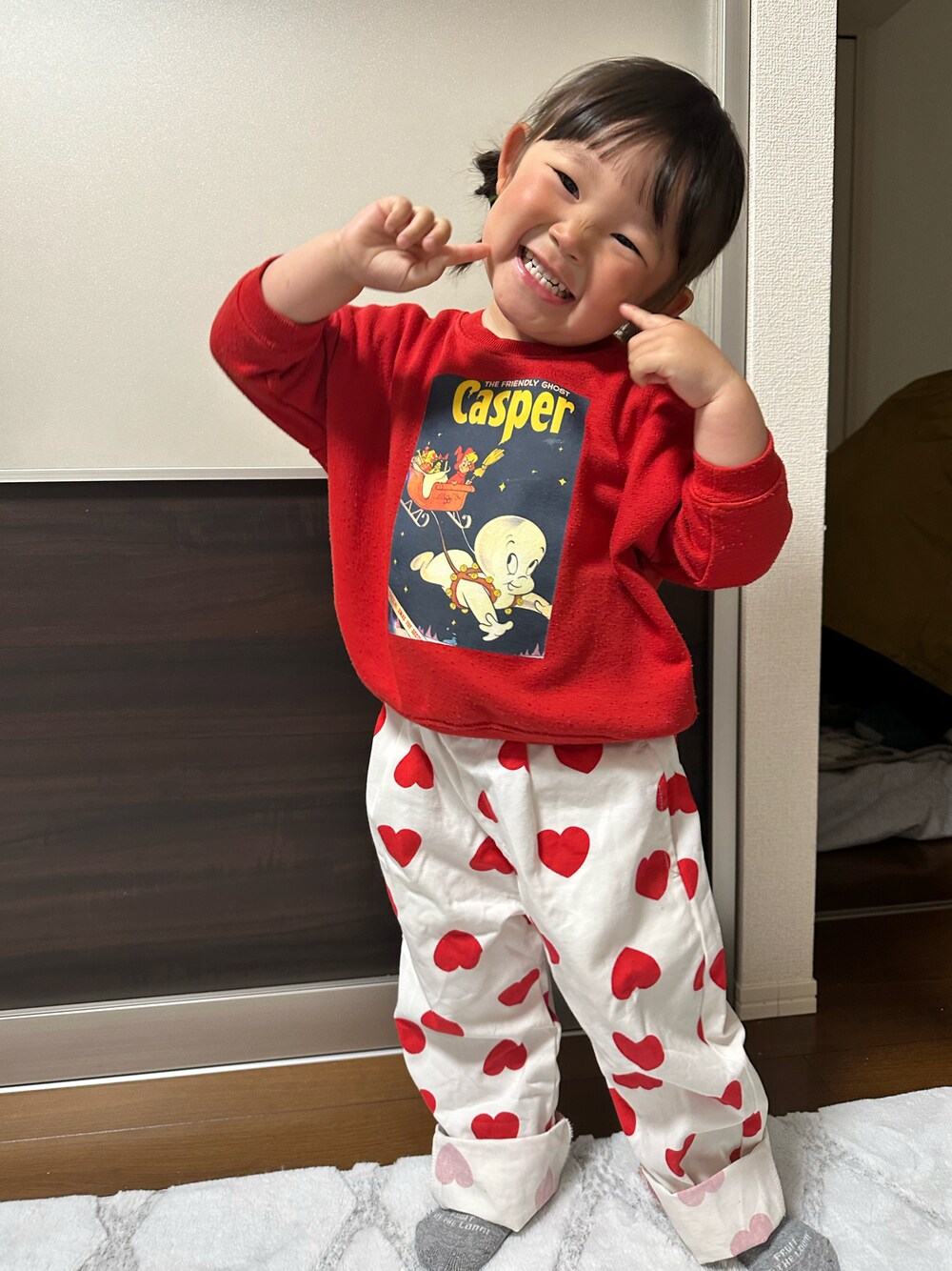 「春色、春コーデ、赤、春のNewスタイル、スウェット、キッズファッション、春色コーデ、保育園コーデ、ハート」｜「MARKEY'Sの【Casper/キャスパー】別注トレーナー（80～140cm）（スウェット、レッド系）」を使った、chigiripanchan3442さん（キッズ・90cm）の春コーディネートの1枚目の写真