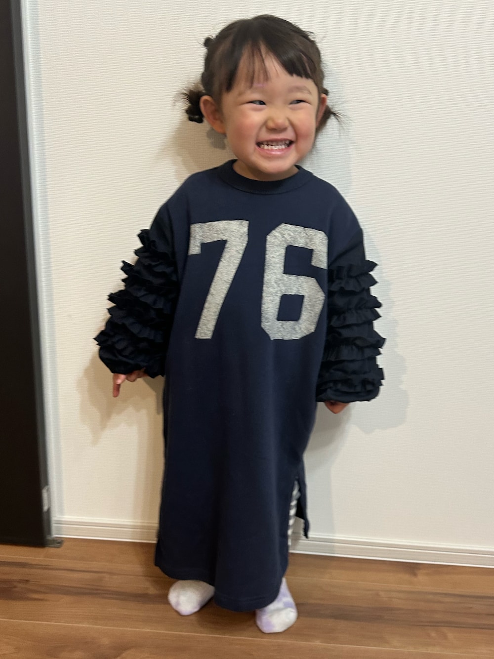 「真冬のあったかスタイル、女の子、ワンピース、スウェットワンピース」｜「GO TO HOLLYWOODのGO TO HOLLYWOOD / 袖フリル ワンピース 2024FW（100～150cm）（ワンピース、ブルー系）」を使った、chigiripanchan3442さん（キッズ・90cm）の冬コーディネートの1枚目の写真