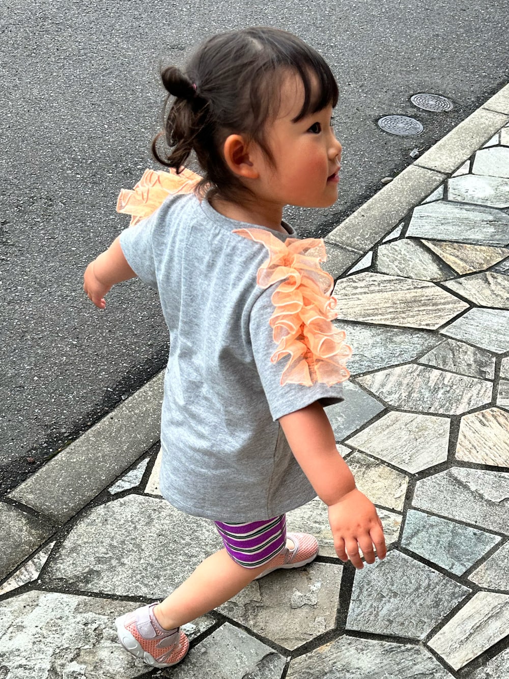 「キッズファッション、休日スタイル、春夏コーデ、ハーフパンツ、女の子コーデ、チュールトップス、サイクルパンツ、LOWRYS FARM」｜「MARKEY'SのチュールショルダーフリルＴシャツ（Tシャツ/カットソー、グレー系）」を使った、chigiripanchan3442さん（キッズ・90cm）の春コーディネートの1枚目の写真