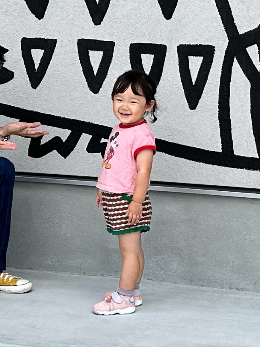 「アツいコーデ全部見せ、夏コーデ、休日スタイル、キッズコーデ、ミッキー、リンガーTシャツ、ニットパンツ」｜「Disneyの【Disney】ミッキーマウス/リンガーTシャツ（80～150cm）（Tシャツ/カットソー、レッド系）」を使った、chigiripanchan3442さん（キッズ・80cm）の夏コーディネートの1枚目の写真