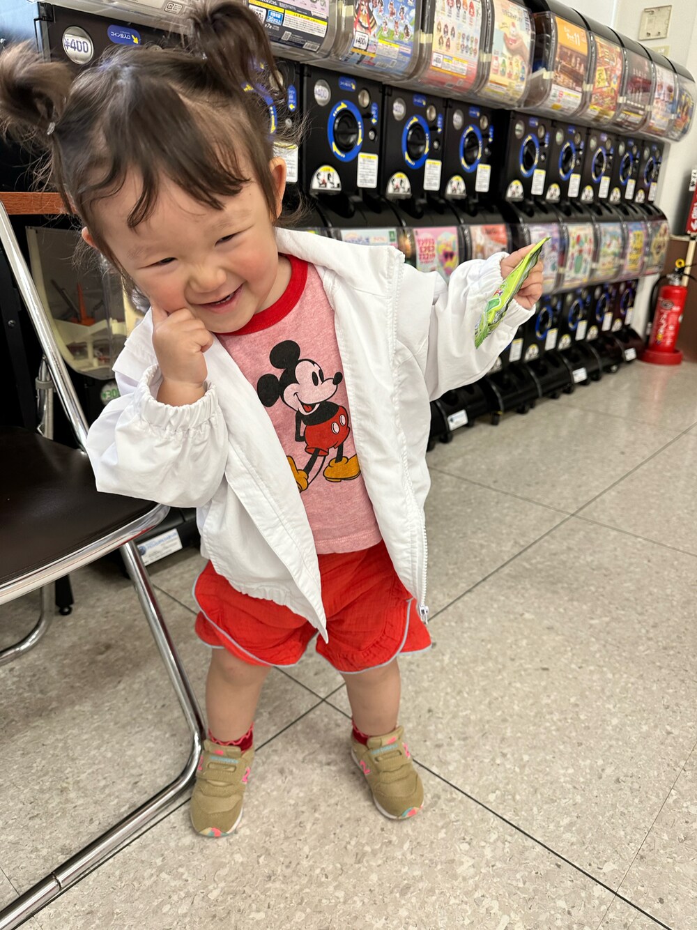 「女の子コーデ、春色、お出かけコーデ、春コーデ、キッズファッション、1歳」｜「Disneyの【Disney】ミッキーマウス/リンガーTシャツ（80～150cm）（Tシャツ/カットソー、レッド系）」を使った、chigiripanchan3442さん（キッズ・80cm）の春コーディネートの1枚目の写真
