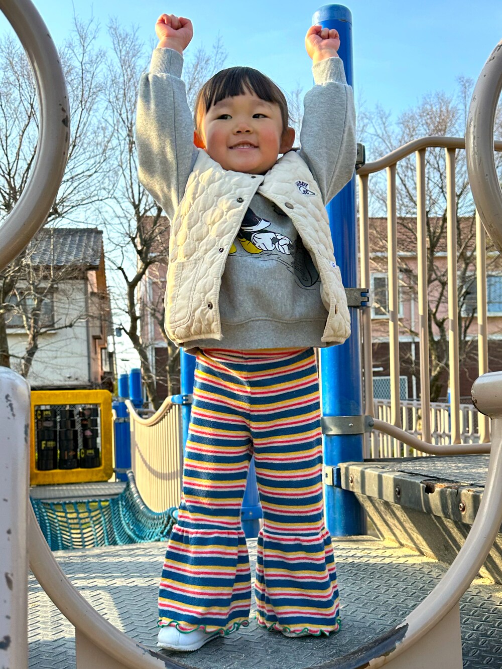 「春めき満開コーデ、春色、お出かけコーデ、カジュアルコーデ、女の子コーデ、休日スタイル、公園コーデ、NIKE、スニーカー」｜「Leeのアイテム（その他アウター、ホワイト系）」を使った、chigiripanchan3442さん（キッズ・90cm）の春コーディネートの1枚目の写真