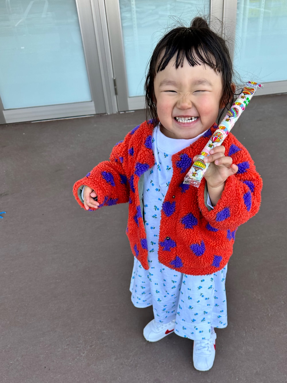 「春色、今日のコーデ、女の子、ファージャケット、NIKE、キッズコーデ」｜「LOWRYS FARMのＵＳＡソデフリルワンピース　148563（ワンピース、ブルー系）」を使った、chigiripanchan3442さん（キッズ・90cm）の冬コーディネートの1枚目の写真
