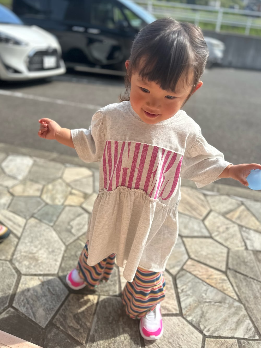 「NIKE、チャオパニックティピー(CIAOPANIC TYPY)、ワイドパンツ、キッズファッション、春夏コーデ、女の子コーデ、おでかけコーデ」｜「CIAOPANIC TYPYの【KIDS】かすれロゴパフスリーブミニワンピ（ワンピース、グレー系）」を使った、chigiripanchan3442さん（キッズ・90cm）の春コーディネートの1枚目の写真