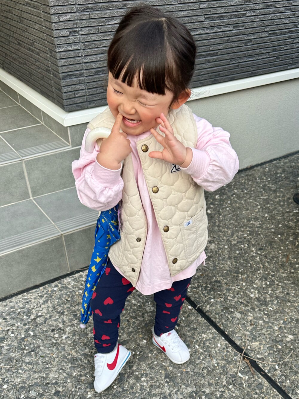 「春めき満開コーデ、キッズファッション、女の子コーデ、キッズコーデ、春コーデ」｜「Leeのアイテム（その他アウター、ホワイト系）」を使った、chigiripanchan3442さん（キッズ・90cm）の春コーディネートの1枚目の写真