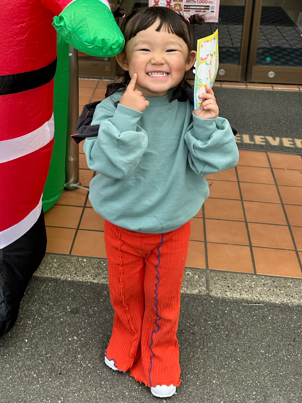「冬コーデ、クリスマスに着たい服、クリスマス、NIKE、キッズコーデ、女の子」｜「Life Support Productsのウラケフリルメロースウェット（スウェット、ブルー系）」を使った、chigiripanchan3442さん（キッズ・90cm）の冬コーディネートの1枚目の写真