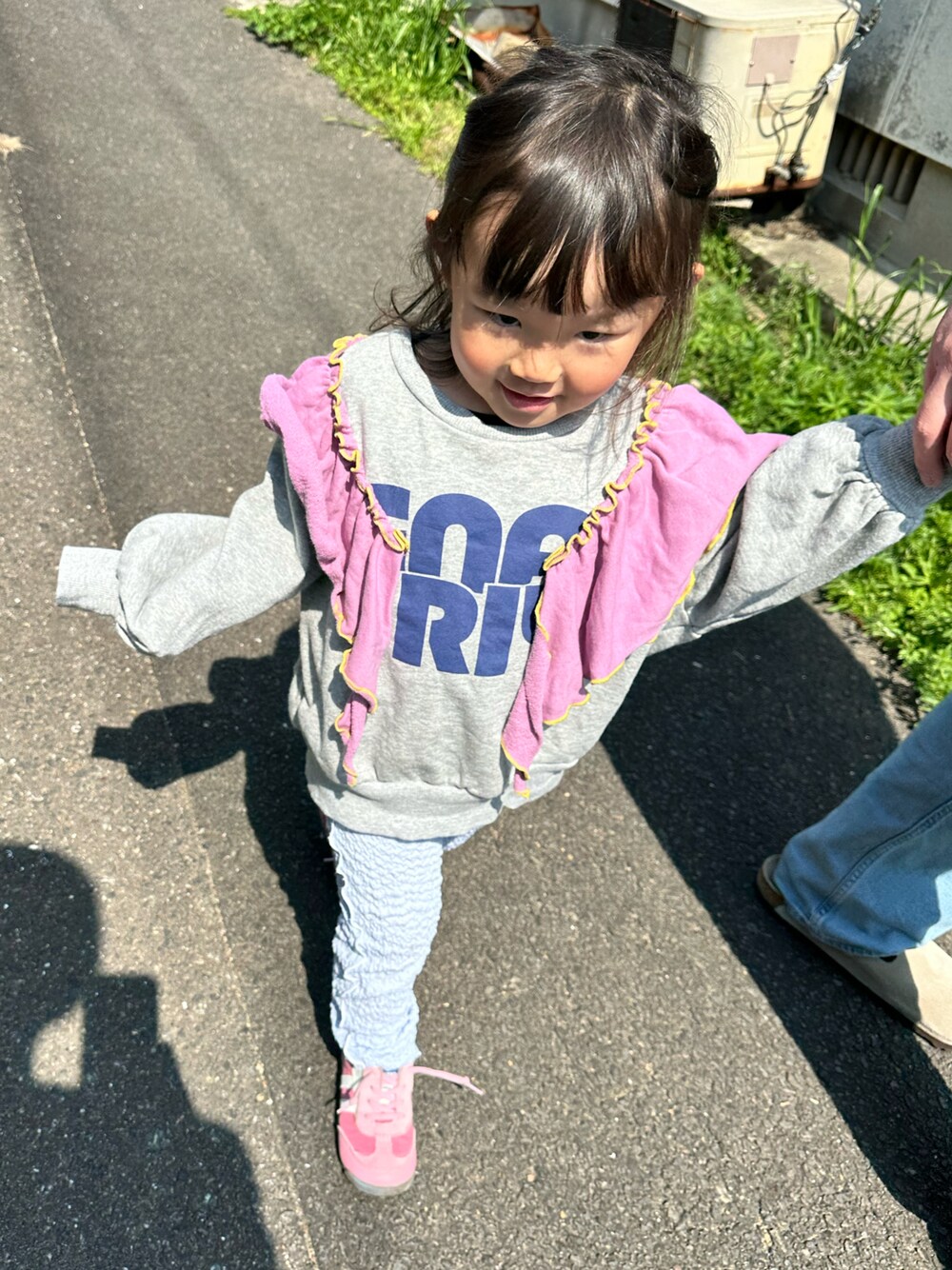 「春めき満開コーデ、春コーデ、キッズコーデ、女の子コーデ、春カラー、ピンク」｜「BIG FIELDのウラケフリルカラースウェット（スウェット、グレー系）」を使った、chigiripanchan3442さん（キッズ・90cm）の春コーディネートの1枚目の写真