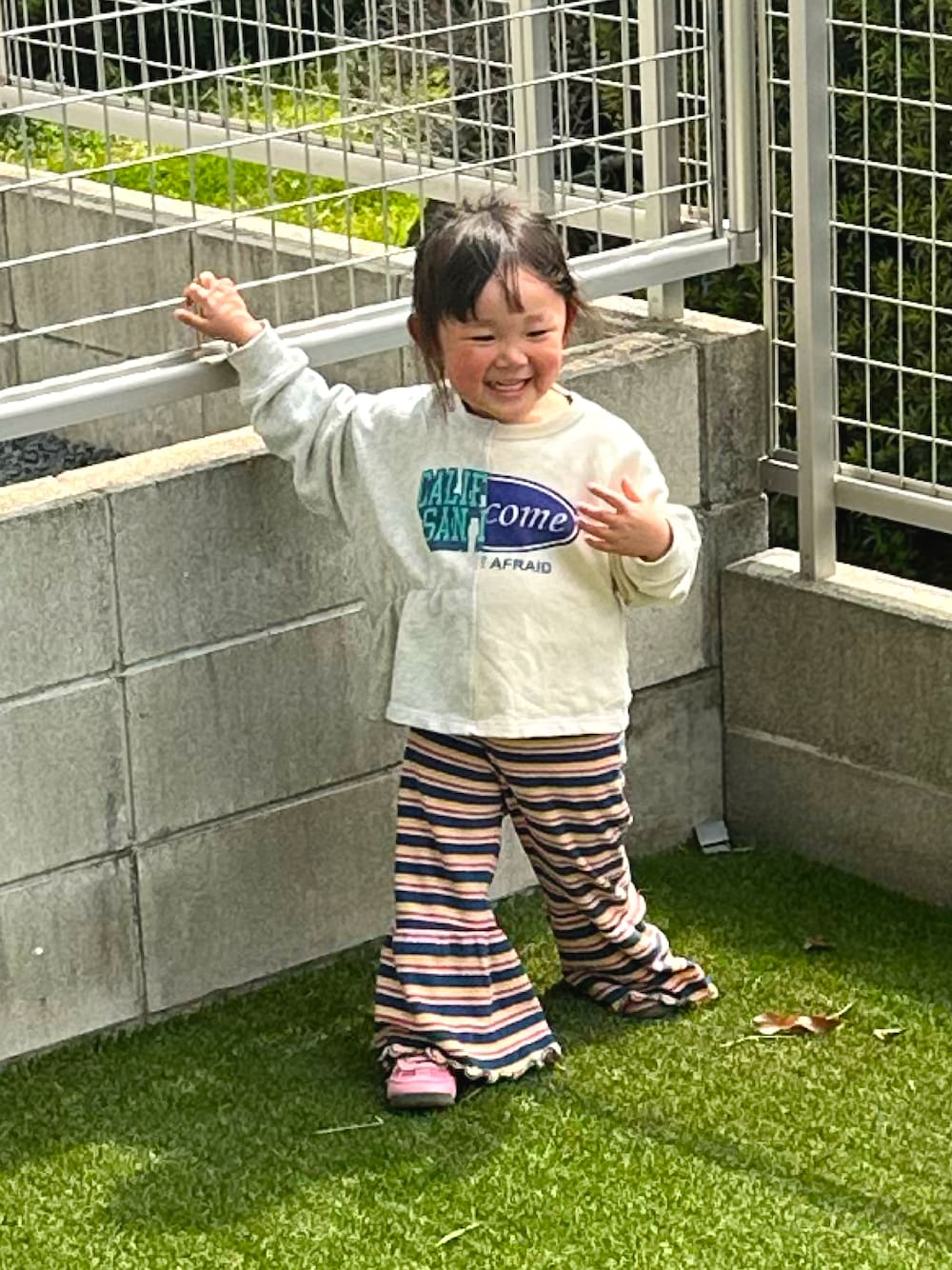「春めき満開コーデ、春色、休日スタイル、女の子、ワイドパンツ、スウェット」｜「BIG FIELDのナガソデリメイクスウェット（スウェット、ホワイト系）」を使った、chigiripanchan3442さん（キッズ・90cm）の春コーディネートの1枚目の写真
