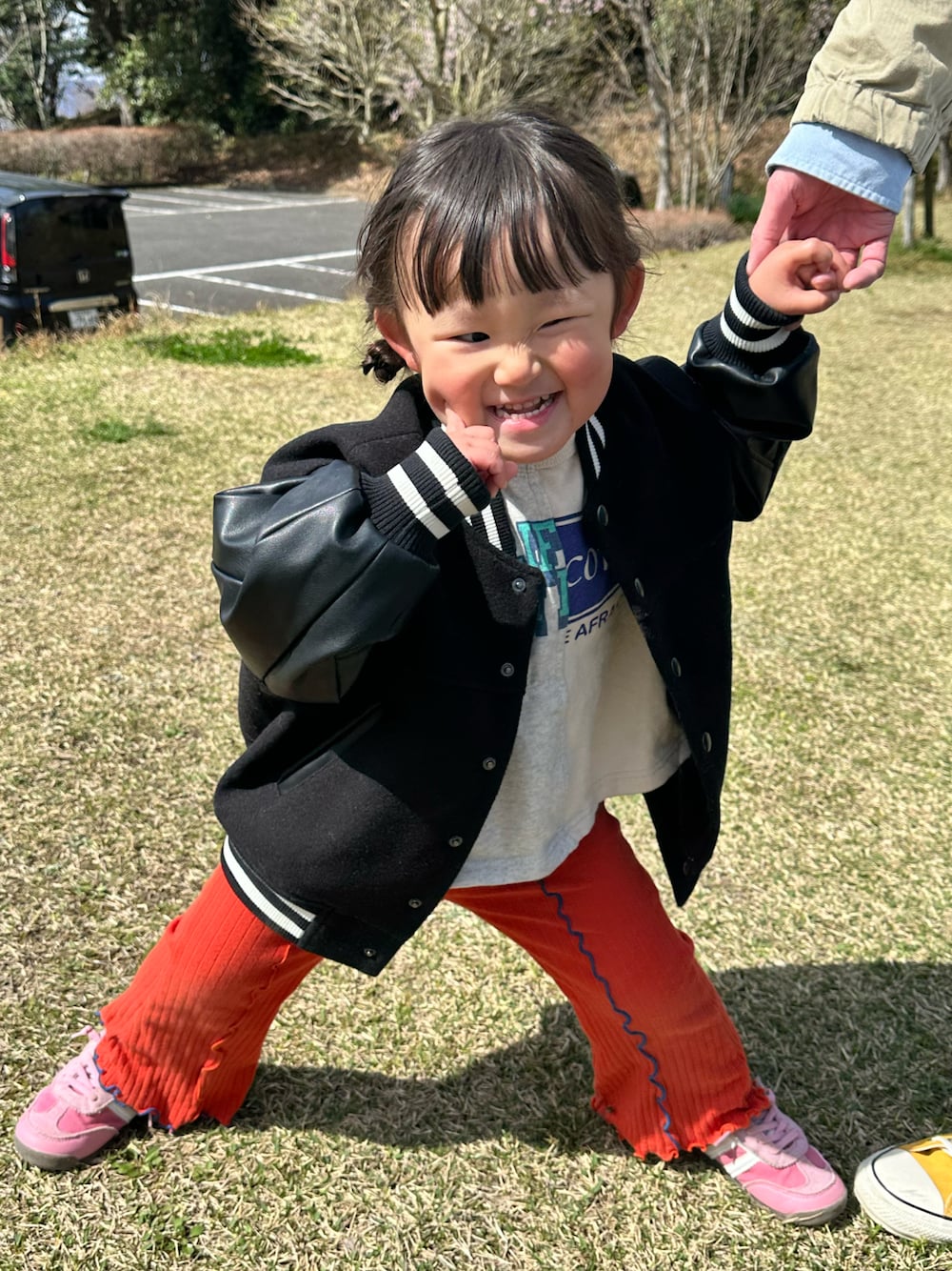 「春めき満開コーデ、春色、女の子、キッズファッション、キッズコーデ、フレアパンツ、スタジャン、スウェット」｜「LOWRYS FARMのウールライクスタジャン　116780（スタジャン、ブラック系）」を使った、chigiripanchan3442さん（キッズ・90cm）の春コーディネートの1枚目の写真