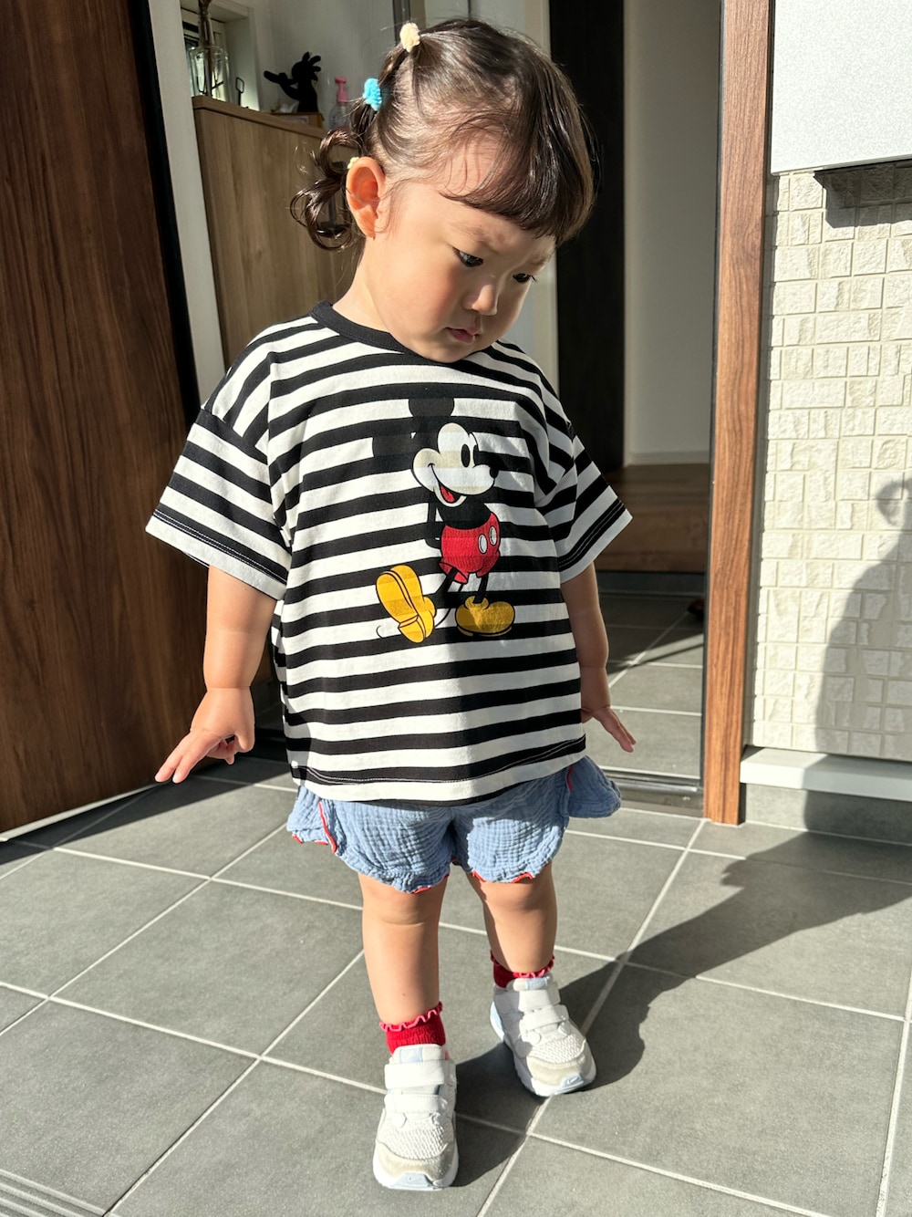 「ボーダー、夏コーデ、保育園コーデ、ミッキー」｜「Disneyの【Disney】ミッキーマウス/ボーダーTシャツ（80～150cm）（Tシャツ/カットソー、ブラック系）」を使った、chigiripanchan3442さん（キッズ・80cm）の夏コーディネートの1枚目の写真