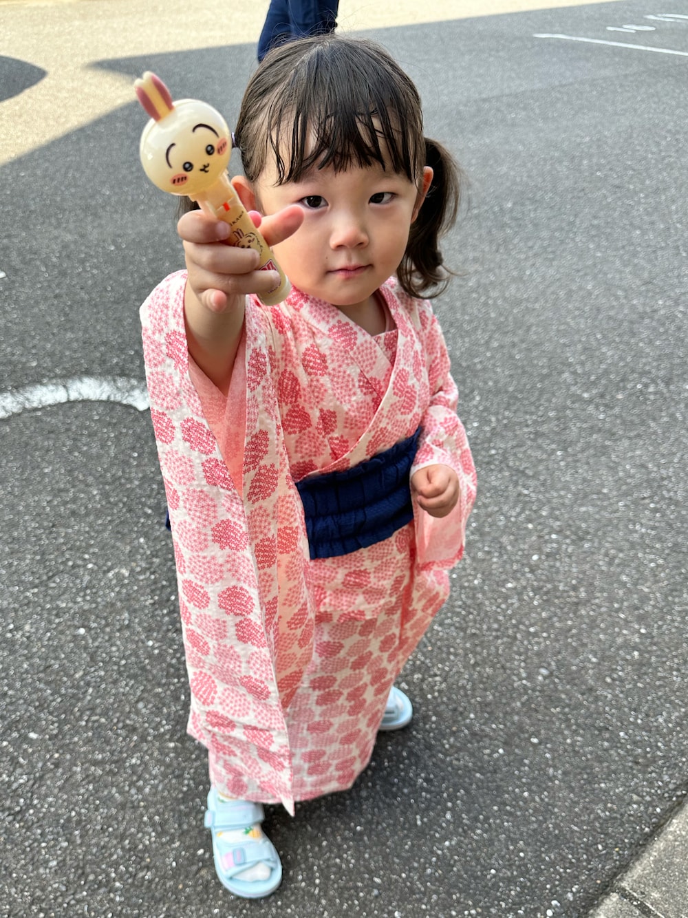 「夏ルックで気分アップ、浴衣、キッズコーデ、夏祭り、おでかけコーデ」｜「VANSのVANS ヴァンズ 16-23 HECTOR ヘクター V5188K 2TN SAX/PINK（サンダル、ブルー系）」を使った、chigiripanchan3442さん（キッズ・90cm）の夏コーディネートの1枚目の写真