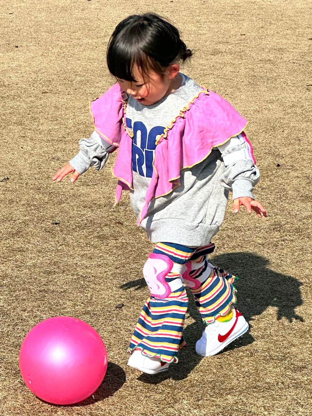 「フレアパンツ、キッズファッション、春コーデ、キャップ、カジュアルコーデ」｜「BIG FIELDのウラケフリルカラースウェット（スウェット、グレー系）」を使った、chigiripanchan3442さん（キッズ・90cm）の冬コーディネートの1枚目の写真