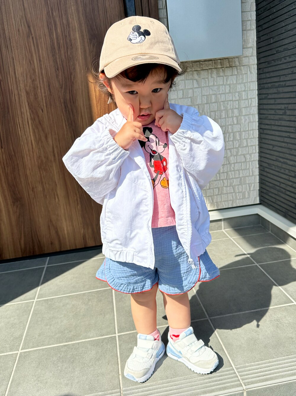 「おでかけコーデ、キッズファッション、初夏コーデ、ミッキー、ミッキーT、キャップ、ショートパンツ」｜「CALMIAのWガーゼフリルキュロットパンツ（80～150cm）（その他パンツ、ブルー系）」を使った、chigiripanchan3442さん（キッズ・80cm）の春コーディネートの1枚目の写真
