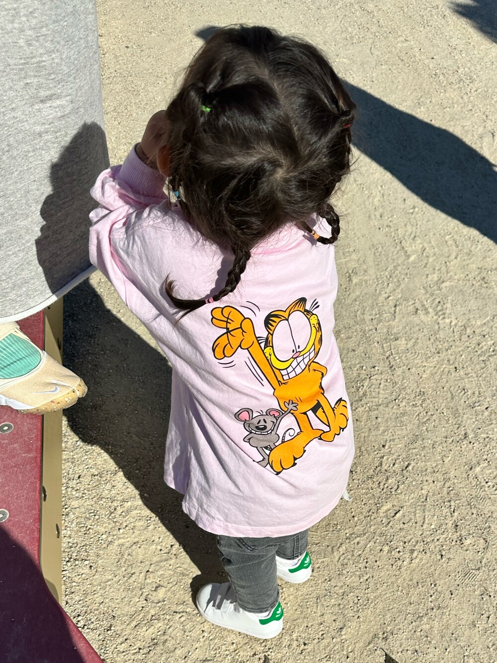 「ガーフィールド、キッズコーデ、秋コーデ、キッズファッション、公園」｜「LOWRYS FARMのＧＡＲＦＩＥＬＤロンＴ　 142365（Tシャツ/カットソー、ピンク系）」を使った、chigiripanchan3442さん（キッズ・90cm）の秋コーディネートの1枚目の写真
