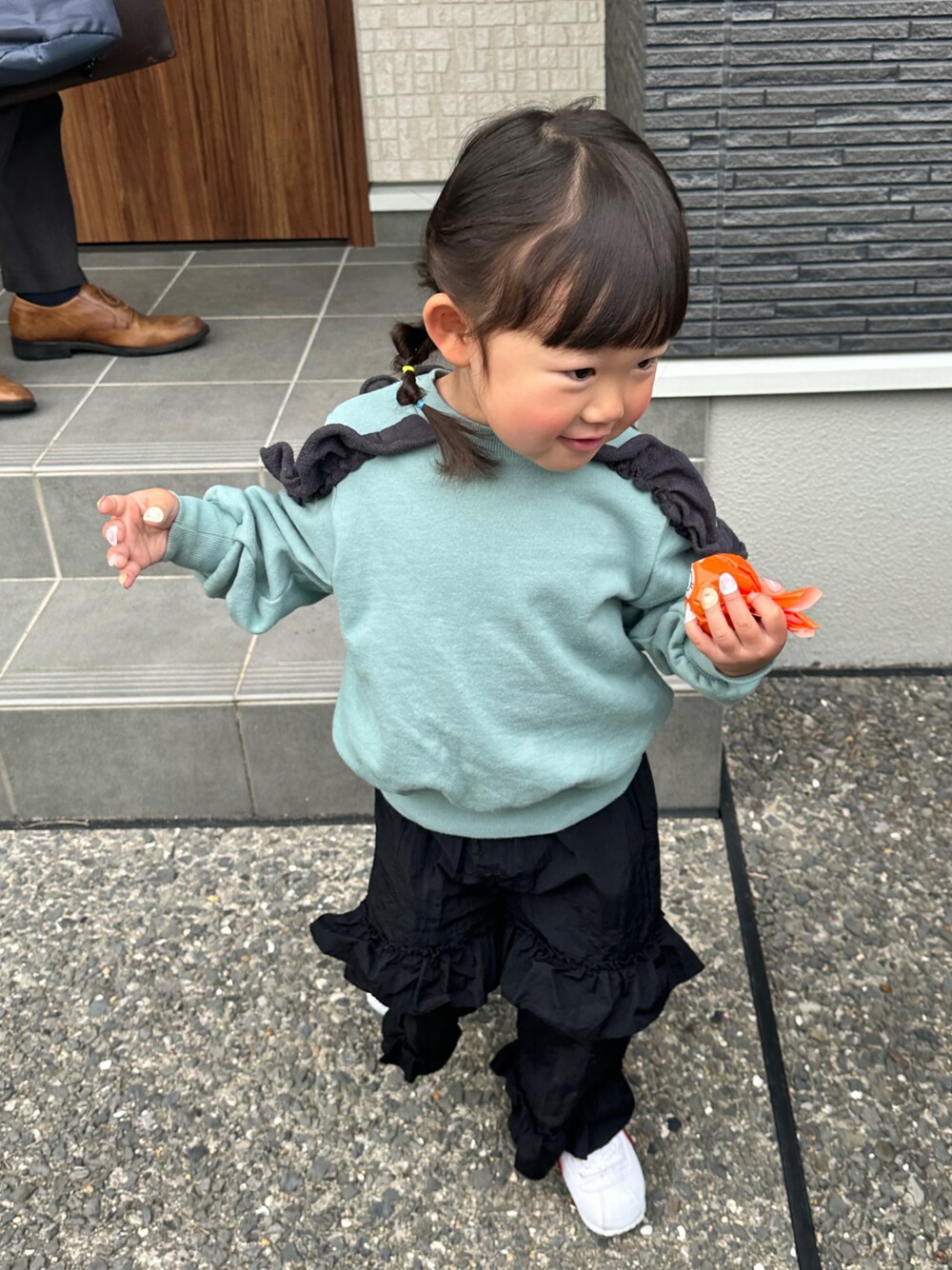 「春めき満開コーデ、春色、ワイドパンツ、フリル、スウェット」｜「Life Support Productsのウラケフリルメロースウェット（スウェット、ブルー系）」を使った、chigiripanchan3442さん（キッズ・90cm）の春コーディネートの1枚目の写真
