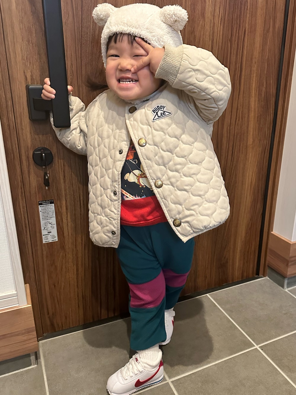 「女の子、冬コーデ、保育園コーデ、雪、2歳」｜「MARKEY'Sの【Casper/キャスパー】別注トレーナー（80～140cm）（スウェット、レッド系）」を使った、chigiripanchan3442さん（キッズ・90cm）の冬コーディネートの1枚目の写真