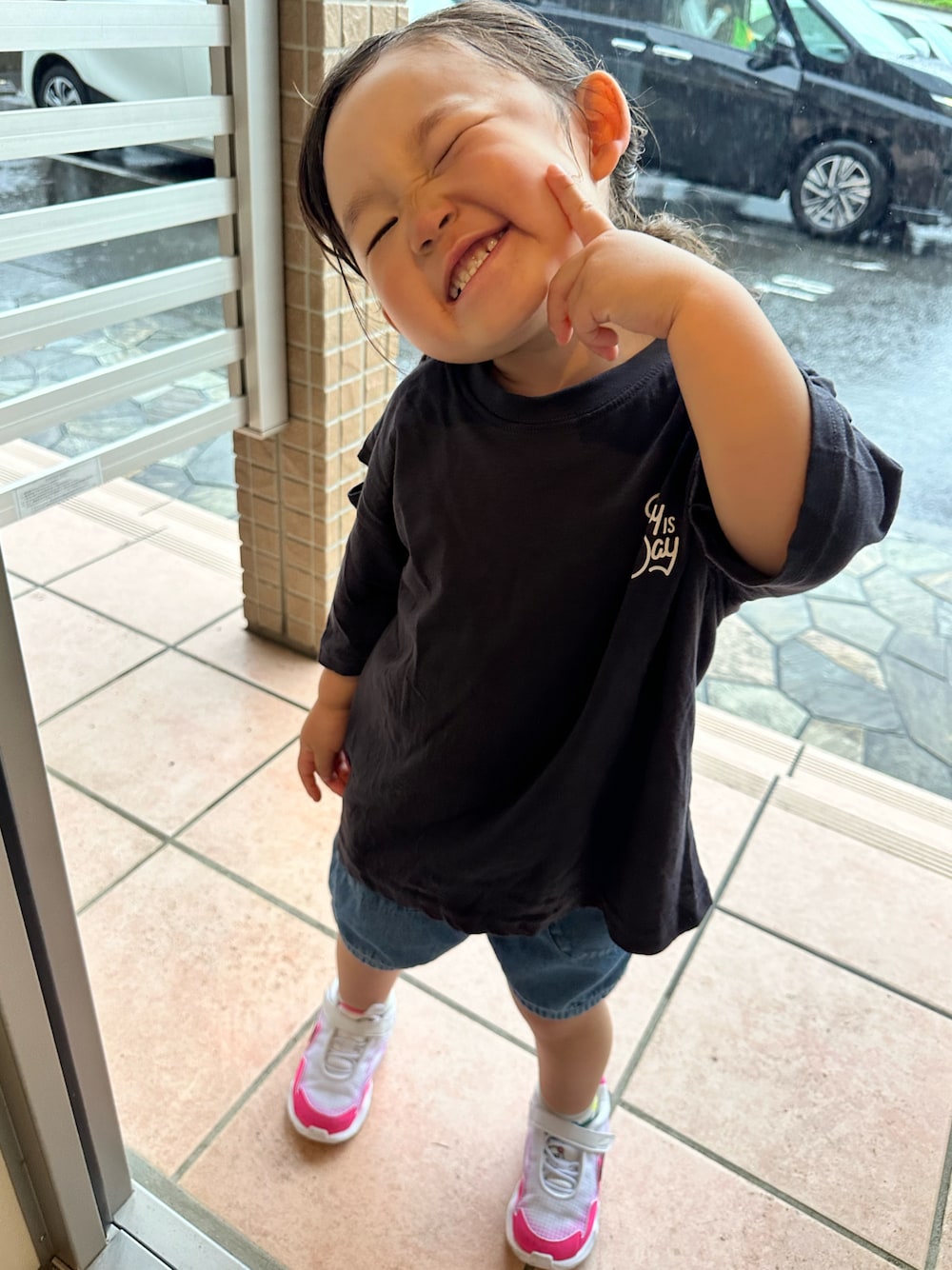 「女の子コーデ、ハーフパンツ、Tシャツ、Tシャツ×デニム、保育園コーデ」｜「ZI-ONのオーバーサイズ 肩あき半袖Tシャツ（Tシャツ/カットソー、グレー系）」を使った、chigiripanchan3442さん（キッズ・90cm）の春コーディネートの1枚目の写真