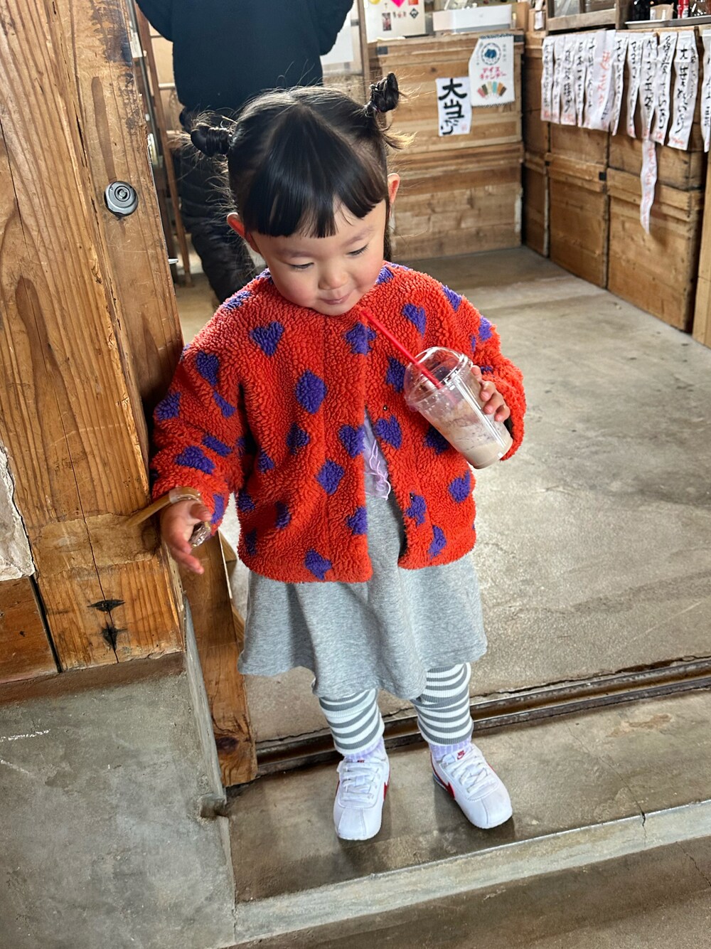 「今日のコーデ、春色、お出かけコーデ、キッズファッション、NIKE、休日スタイル」｜「HOGAN RANCH WEARのジャガードボアジャケット（80～130cm）（その他アウター、レッド系）」を使った、chigiripanchan3442さん（キッズ・90cm）の冬コーディネートの1枚目の写真
