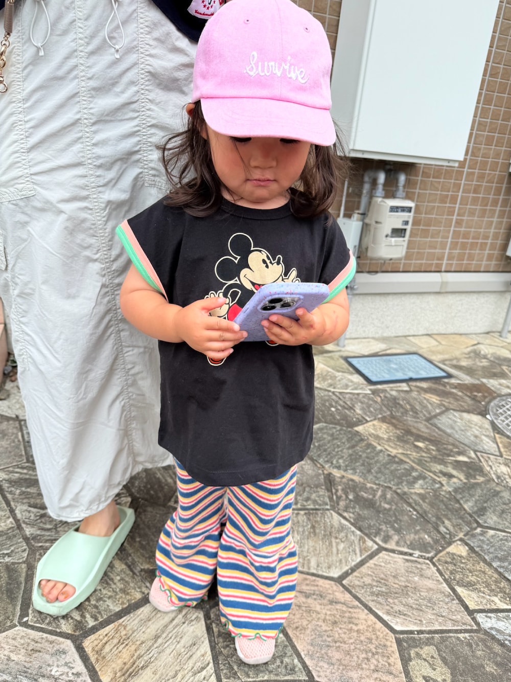 「ミッキー、リンガーTシャツ、フレアパンツ、キャップ、休日スタイル」｜「MARKEY'Sのパイルマーメイドパンツ（その他パンツ、ブルー系）」を使った、chigiripanchan3442さん（キッズ・90cm）の夏コーディネートの1枚目の写真