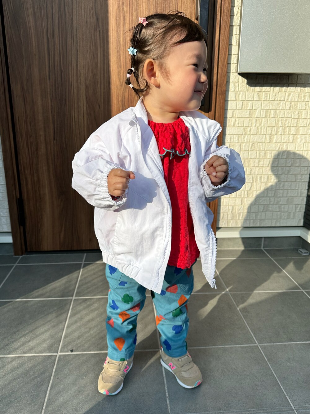 「春のNewスタイル、ジャケットスタイル、女の子、保育園コーデ、1歳」｜「HOGAN RANCH WEARのツイルビッグポケットパンツ（80～150cm）（その他パンツ、ブルー系）」を使った、chigiripanchan3442さん（キッズ・80cm）の春コーディネートの1枚目の写真