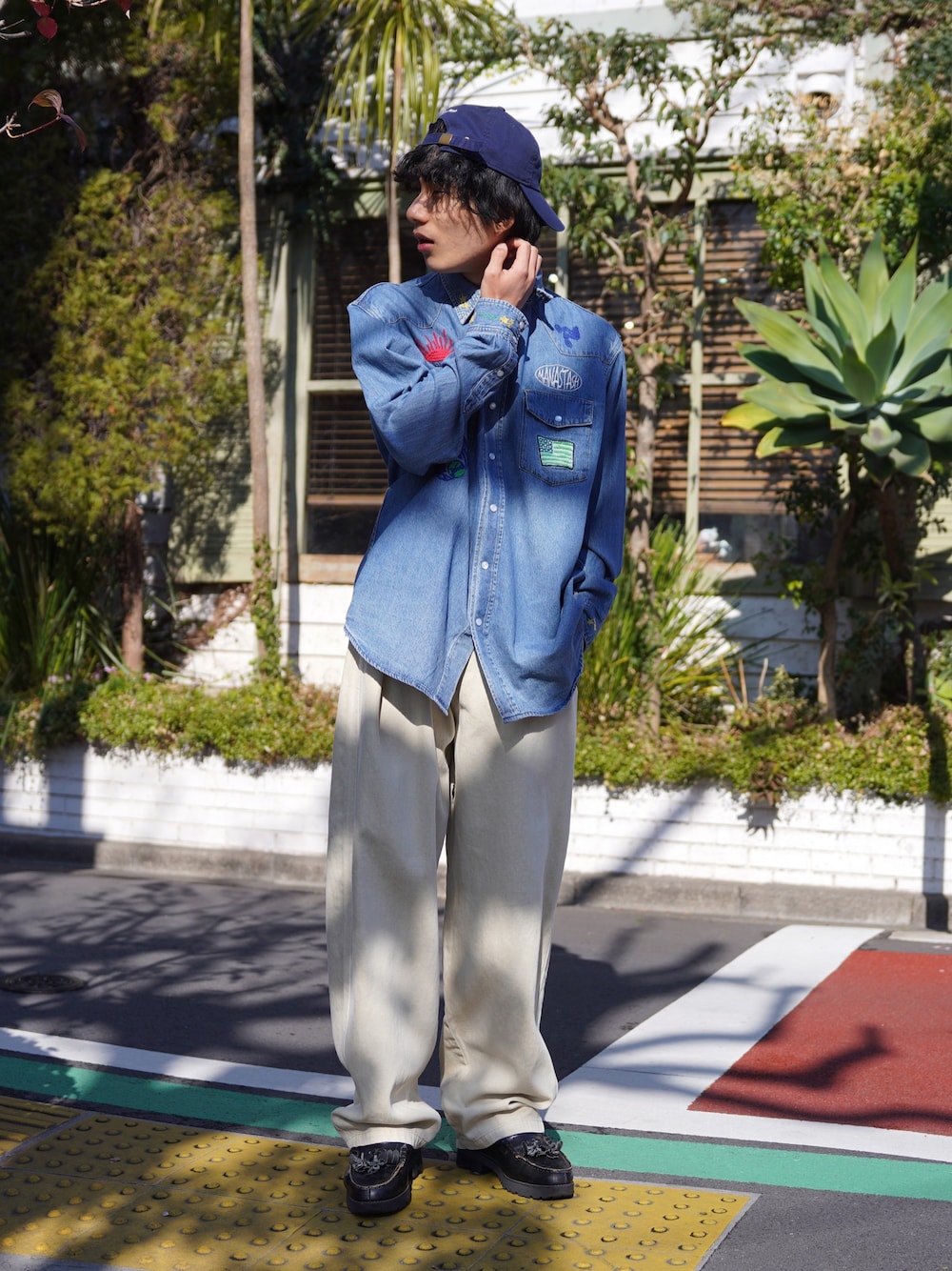 「ニットワンピース、イヤーマフ、チェックパンツ、ジップパーカー、真冬のあったかスタイル、ボアジャケット、シンプルコーデ、休日コーデ、メンズファッション、お出かけコーデ、大人カジュアル、ラフコーデ、きれいめカジュアル、最近のいい感じコーデ、アメカジコーデ」｜「MANASTASHのMANASTASH/マナスタッシュ/WESTERN EMB. SHIRT（シャツ/ブラウス、ブルー系）」を使った、yusuke061019さん（メンズ・173cm）の冬コーディネートの1枚目の写真