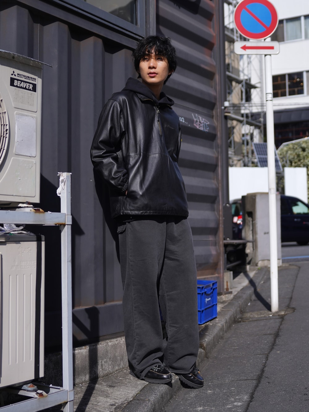 「ニットワンピース、イヤーマフ、チェックパンツ、ボアジャケット、ジップパーカー、真冬のあったかスタイル、シンプルコーデ、秋冬コーデ、メンズファッション、シンプル、大人カジュアル、休日コーデ、カジュアルコーデ、低身長コーデ、セットアップ」｜「MANASTASHのMANASTASH/マナスタッシュ/MANA PIG SWEAT PANTS（スウェットパンツ、ブラック系）」を使った、yusuke061019さん（メンズ・173cm）の冬コーディネートの1枚目の写真