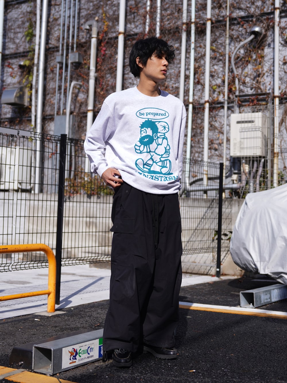 「ニットワンピース、イヤーマフ、チェックパンツ、ボアジャケット、真冬のあったかスタイル、ジップパーカー、シンプルコーデ、メンズファッション、大人カジュアル、秋冬コーデ、シンプル、休日コーデ、セットアップ、カジュアルコーデ、低身長コーデ」｜「MANASTASHのMANASTASH/マナスタッシュ/CREW SWEAT BE PREPARED（スウェット、グレー系）」を使った、yusuke061019さん（メンズ・173cm）の冬コーディネートの1枚目の写真