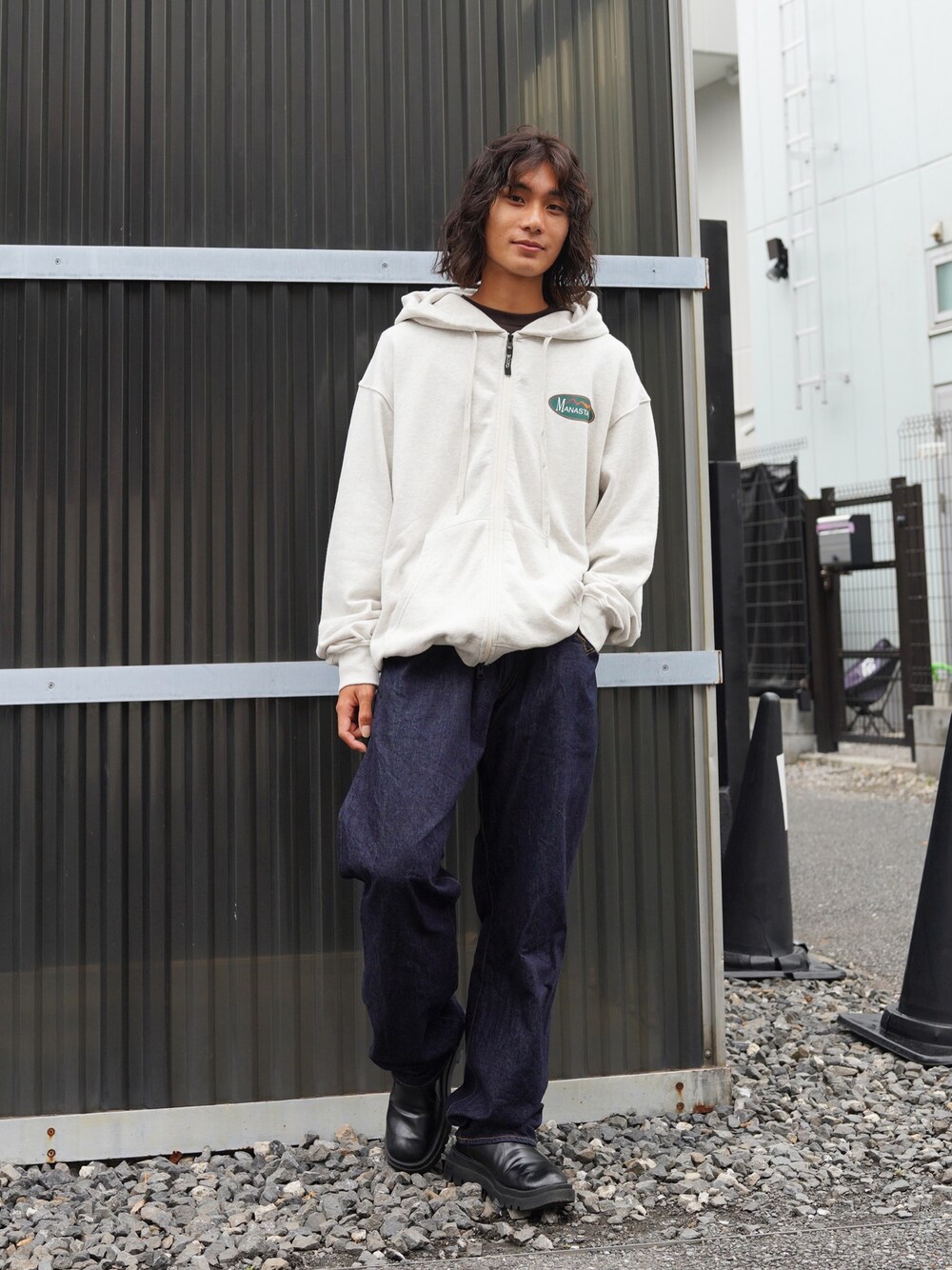 「ワイドデニム、ローファー、ワイドパンツ、サングラス、スニーカー、休日スタイル、ラフコーデ、秋っぽコーデ更新中、ヴィンテージ、メガネ男子」｜「MANASTASHのMANASTASH/マナスタッシュ/CASCADE HOODIE ORIGINAL LOGO（パーカー、ベージュ系）」を使った、yusuke061019さん（メンズ・173cm）の秋コーディネートの1枚目の写真