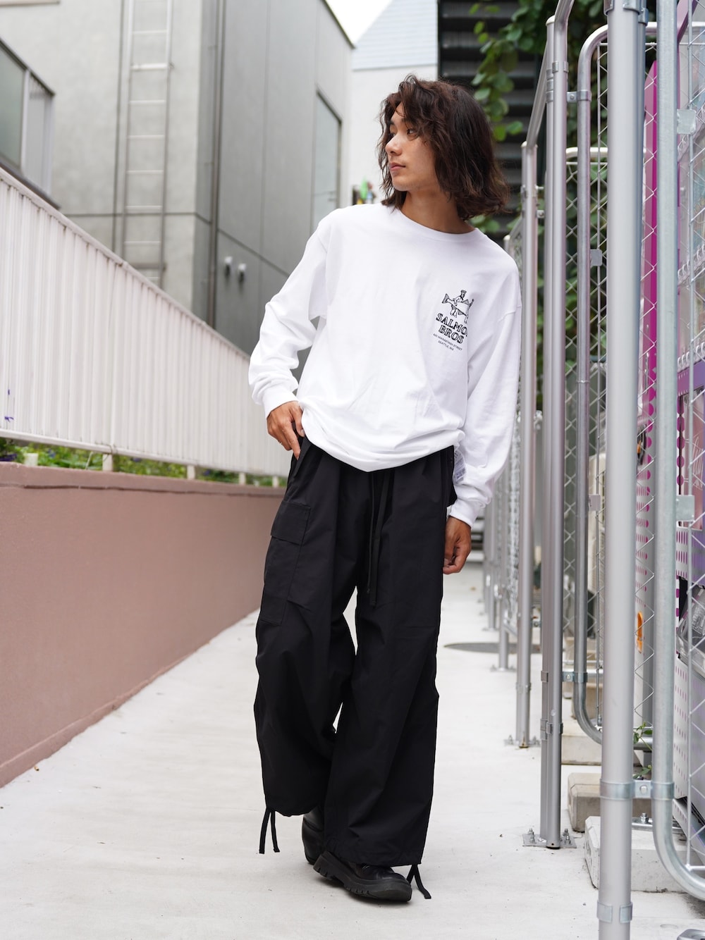 「シンプルコーデ、デニム、レイヤードスタイル、スポーツミックス、メガネ男子、モヘアニット、シャツ、いいね、save、フォローお願いします🤑、ワントーンコーデ、ラフ」｜「MANASTASHのMANASTASH/マナスタッシュ/MANATROOPER PANTS/マナトゥルーパーパンツ（カーゴパンツ、ブラック系）」を使った、yusuke061019さん（メンズ・173cm）の秋コーディネートの1枚目の写真
