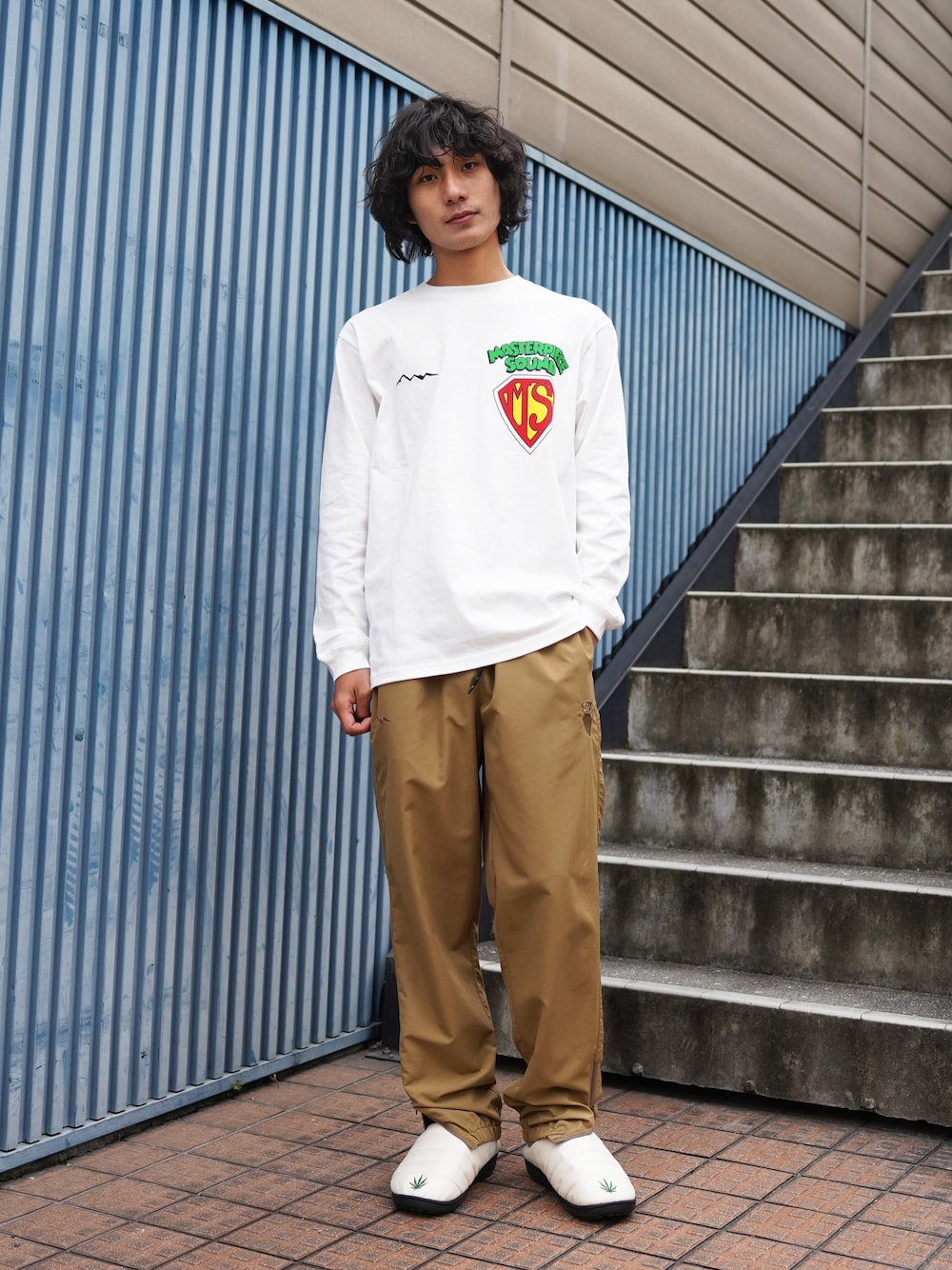 「ニットワンピース、イヤーマフ、チェックパンツ、マフラーぐるぐる、ハーフジップ、真冬のあったかスタイル、おでかけコーデ、大人カジュアル、休日コーデ、ラフコーデ、シンプルコーデ、カジュアルコーデ、オトナカジュアル、秋冬コーデ、モノトーン」｜「MANASTASHのMANASTASH×MASTERPIECE SOUND/マナスタッシュ×マスターピースサウンド/ L/S TEE/ ロングスリーブTEE（Tシャツ/カットソー、ホワイト系）」を使った、yusuke061019さん（メンズ・173cm）の冬コーディネートの1枚目の写真