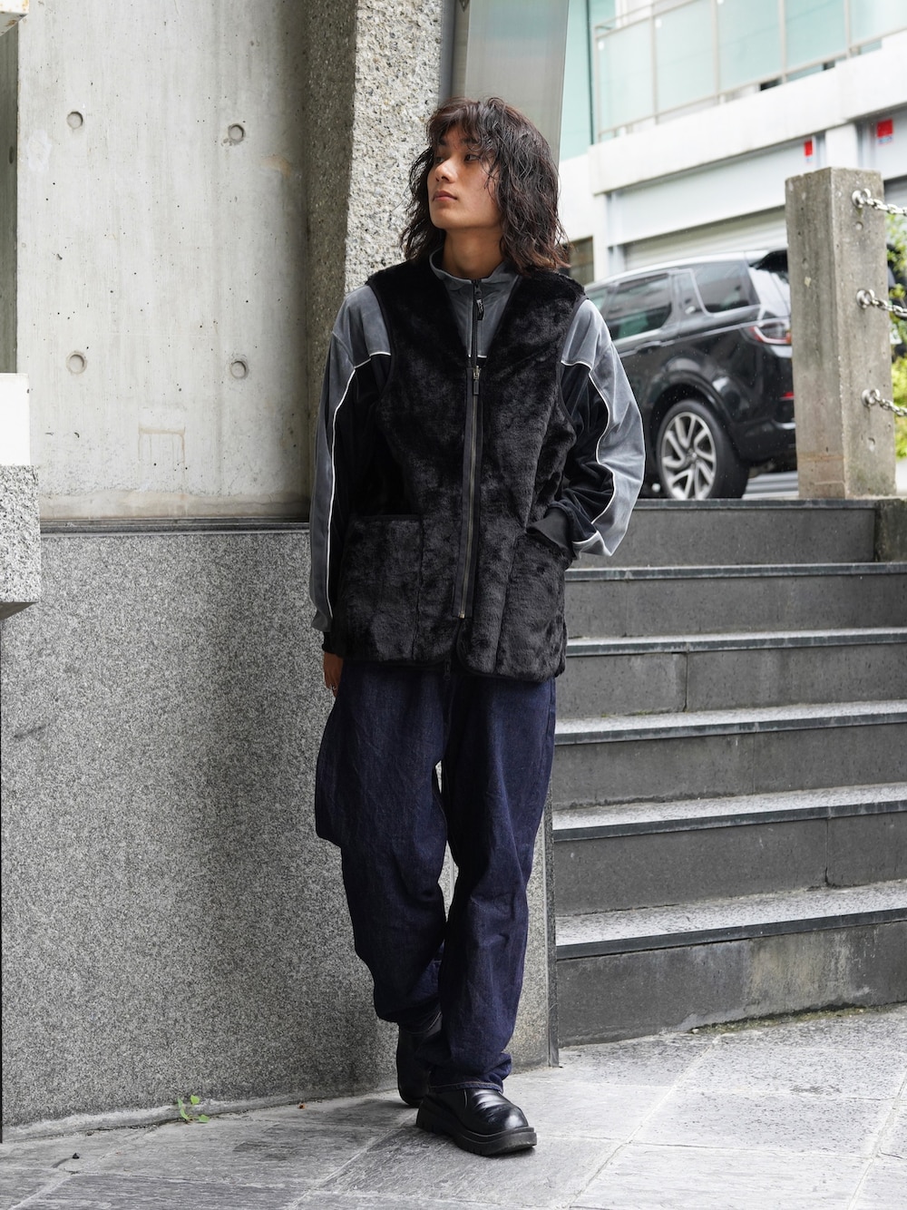「レザー、ベスト、ビスチェ、テーマパークコーデ、トラックパンツ、グレー、シャツ好き集まれ、古着MIX、adidas、秋っぽコーデ更新中」｜「MANASTASHのMANASTASH/マナスタッシュ/VELVET TRACK JACKET/ベルベットトラックジャケット（ブルゾン、ブラック系）」を使った、yusuke061019さん（メンズ・173cm）の秋コーディネートの1枚目の写真