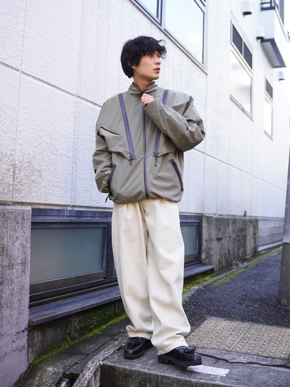 「ニットワンピース、イヤーマフ、チェックパンツ、ボアジャケット、ジップパーカー、真冬のあったかスタイル、ゆるコーデ、カジュアルコーデ、ワイドパンツ、おしゃれさんと繋がりたい、ブラック、初春コーデ、ラクチンコーデ、低身長コーデ、おじさん」｜「MANASTASHのMANASTASH/マナスタッシュ/EXTRA MILE TRANSFORM JACKET（ブルゾン、グリーン系）」を使った、yusuke061019さん（メンズ・173cm）の冬コーディネートの1枚目の写真
