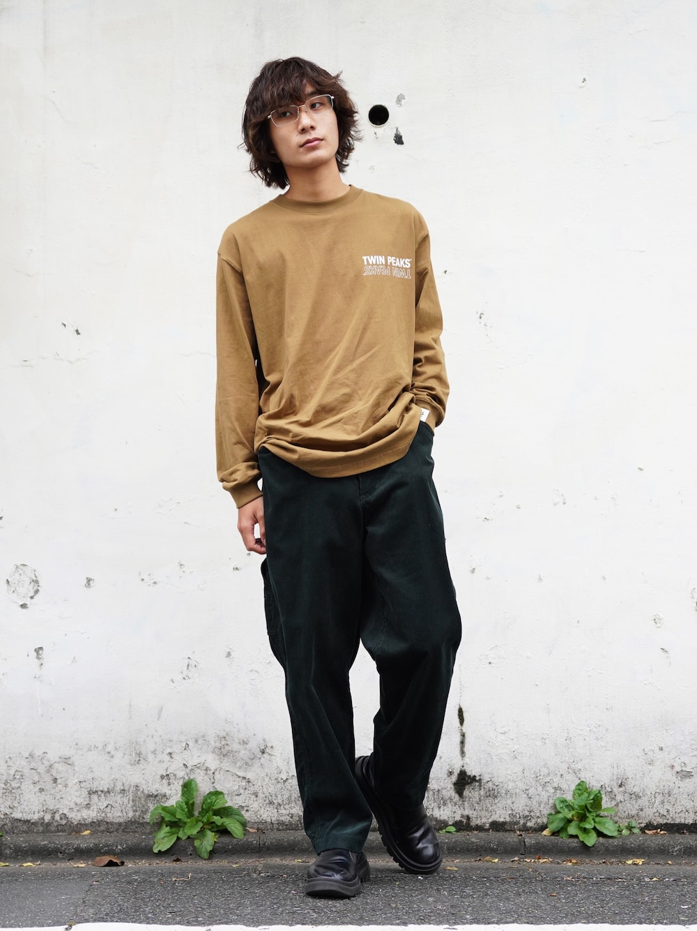 「レザー、キルティング、ロングコート、ブラウン、古着MIX、セットアップ、カーゴパンツ、シンプルスタイル、ゆるコーデ、大人カジュアル」｜「MANASTASHのMANASTASH/マナスタッシュ/TWIN PEAKS L/S TEE 01（Tシャツ/カットソー、ブラウン系）」を使った、yusuke061019さん（メンズ・173cm）の秋コーディネートの1枚目の写真