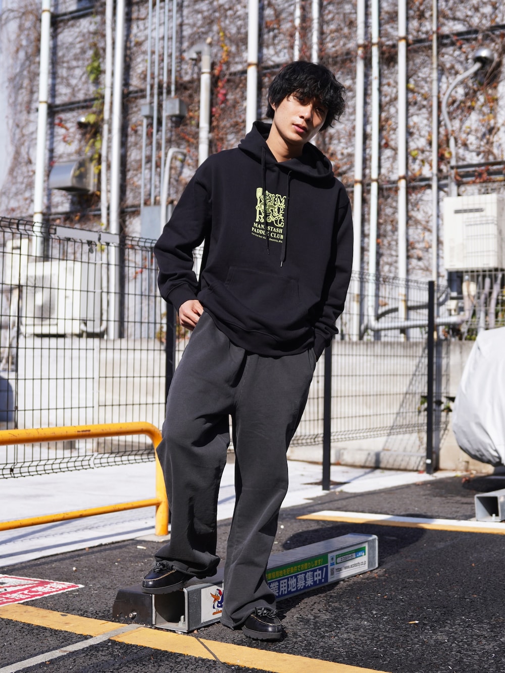 「ニットワンピース、イヤーマフ、チェックパンツ、ボアジャケット、ジップパーカー、真冬のあったかスタイル、オトナカジュアル、今日のコーデ、着回しコーデ、休日スタイル、ファッションを楽しもう、大人コーデ、おしゃれさんと繋がりたい、カーゴパンツ、メガネ男子」｜「MANASTASHのMANASTASH/マナスタッシュ/CiTee HOODIE MPC（パーカー、ブラック系）」を使った、yusuke061019さん（メンズ・173cm）の冬コーディネートの1枚目の写真