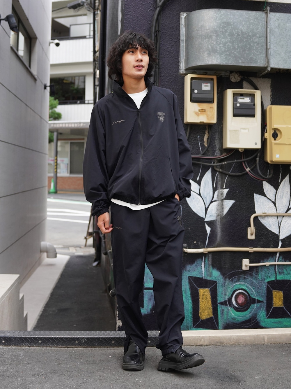 「ニットワンピース、イヤーマフ、チェックパンツ、マフラーぐるぐる、ハーフジップ、真冬のあったかスタイル、おでかけコーデ、大人カジュアル、カジュアルコーデ、休日コーデ、ラフコーデ、オトナカジュアル、シンプルコーデ、秋冬コーデ」｜「MANASTASHのMANASTASH×MASTERPIECE SOUND/マナスタッシュ×マスターピースサウンド/TRACK JACKET/トラックジャケット（ブルゾン、ベージュ系）」を使った、yusuke061019さん（メンズ・173cm）の冬コーディネートの1枚目の写真